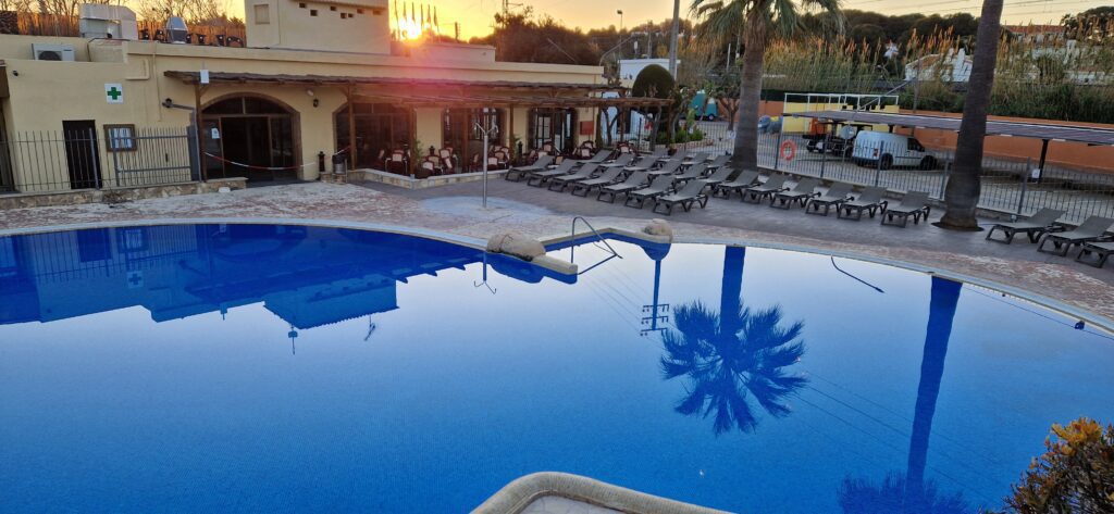 ¡Estrenamos nueva terraza junto a la piscina!